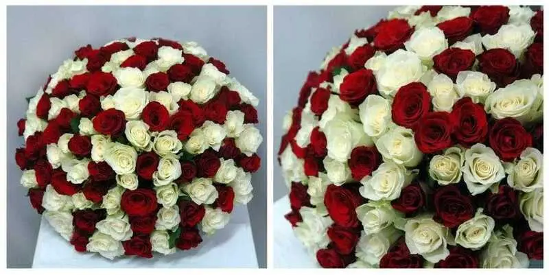 Букет из розы кения красный-белый, фронтальный вид, на столе
